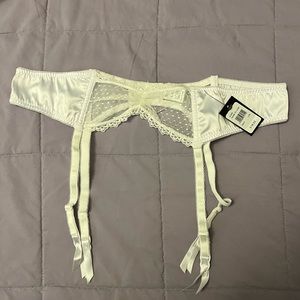 White Fredricks of Hollywood Garter belt in size Large/XL